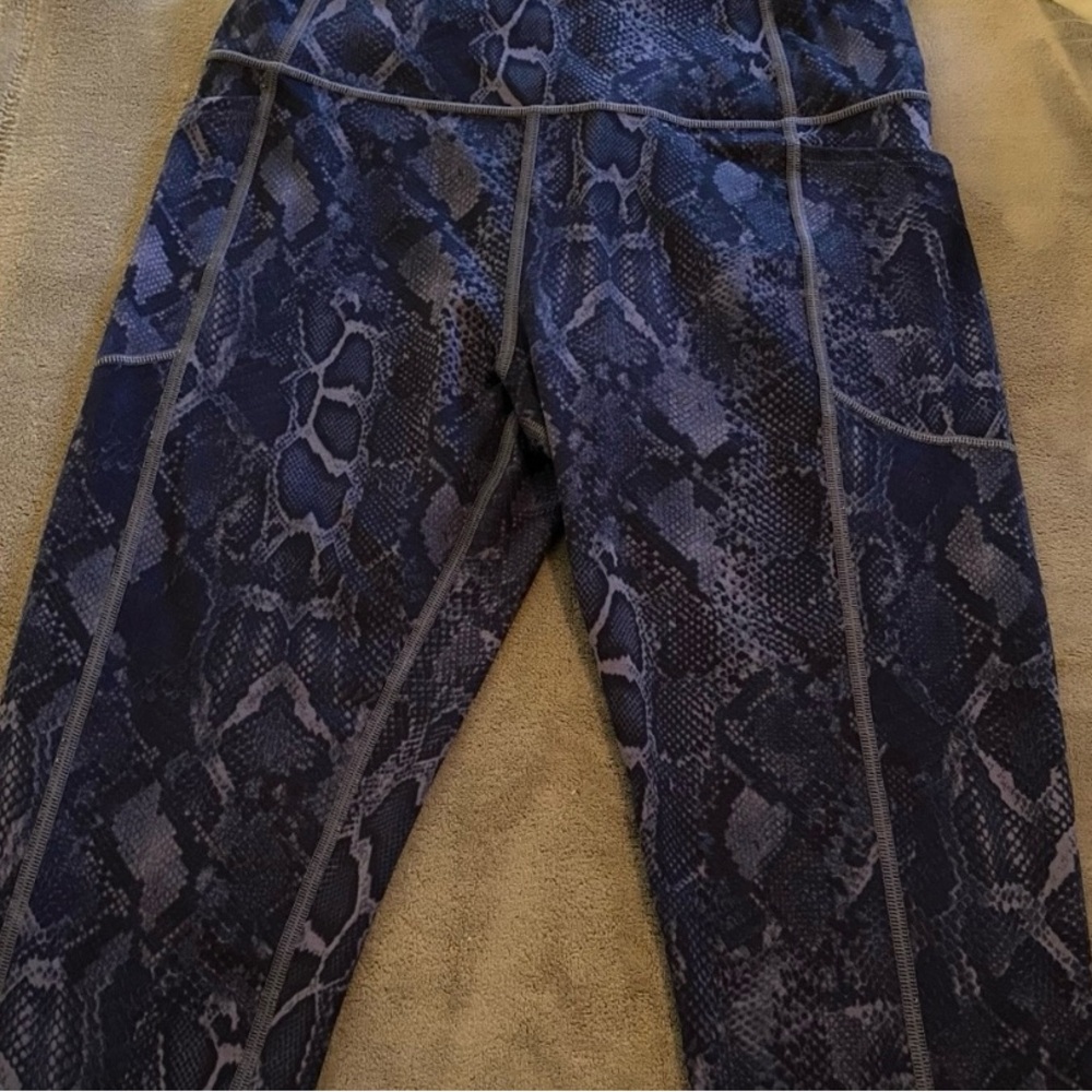 Brand New Victoria’s Secret Blue Snake Print Leggings With Pockets